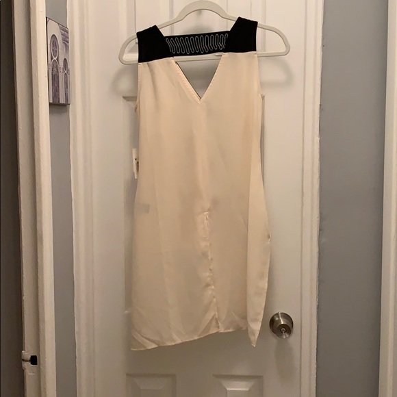 🆕 Bloomingdales sleeveless high low blouse, small - Picture 2 of 6